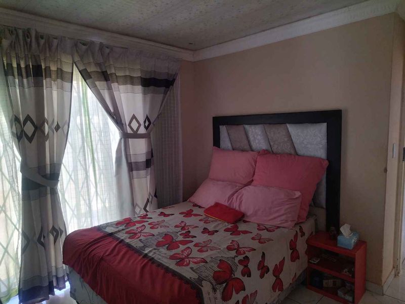 3 bedrooms house for sale in Soshanguve B1 - Photo 10
