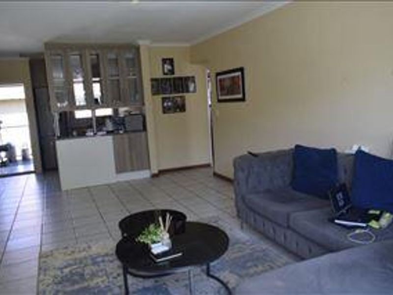 2 Bed, 1st floor corner unit, 24-hour security & modern unit! - Photo 8