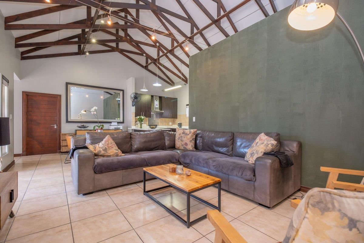 Magnificent lock-up-and-go home in sought-after Midstream. - Photo 3