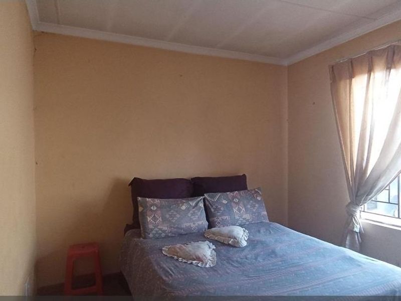 Stunning Home In Clayville Ext 27 - Photo 5
