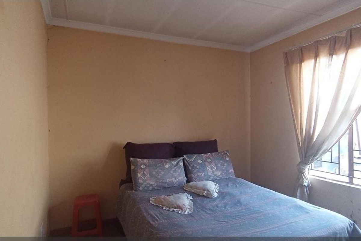 Stunning Home In Clayville Ext 27 - Photo 5