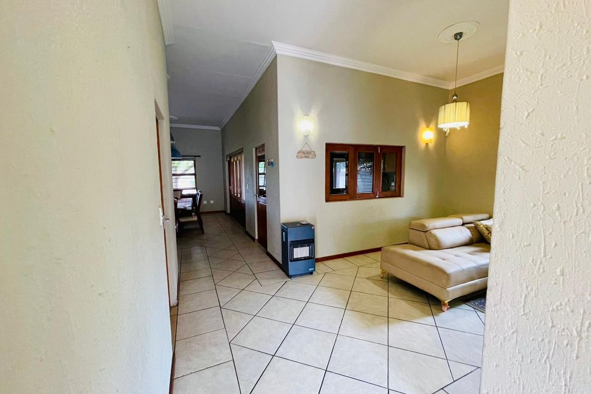 Beautiful family home with spacious living & stunning Garden - Photo 4