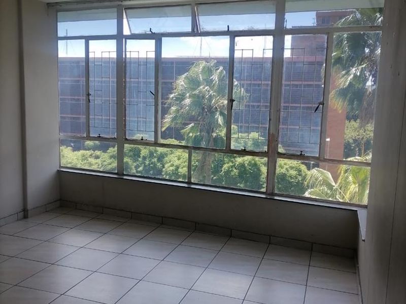 Spacious 2.5 Bedroom Apartment for Sale in Sunnyside - Photo 9