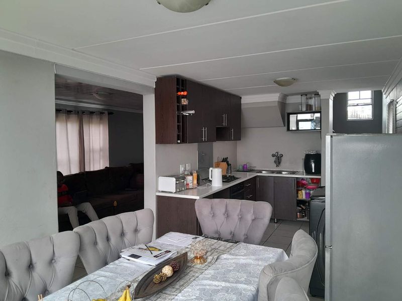 Neat 3 Bedroom Double story home - Photo 4