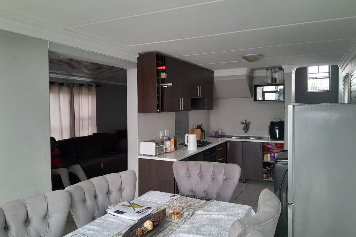 Neat 3 Bedroom Double story home - Photo 4