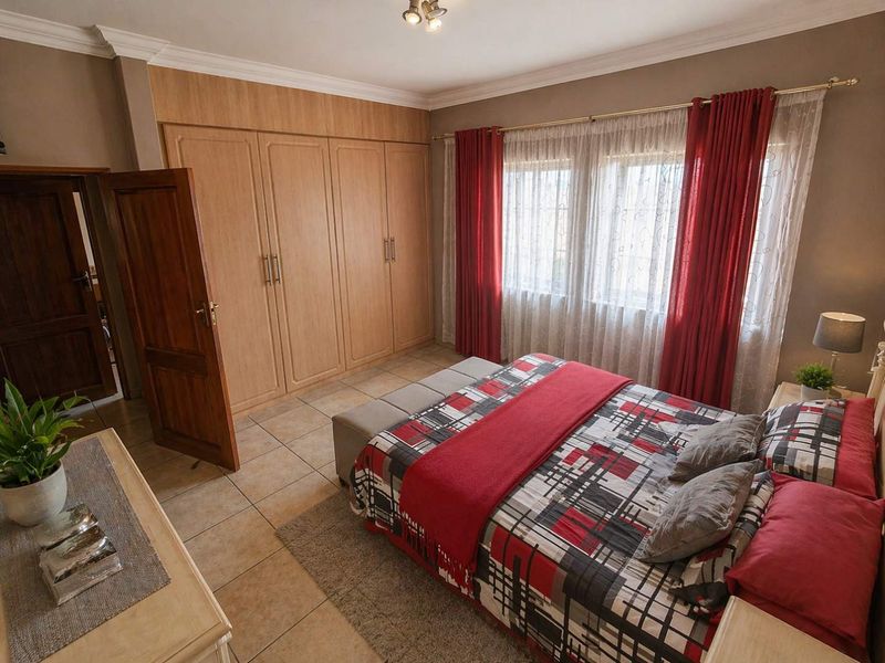 3 Bedroom Duplex with Solar, Mountain Views and Low Maintenance Living - Photo 9