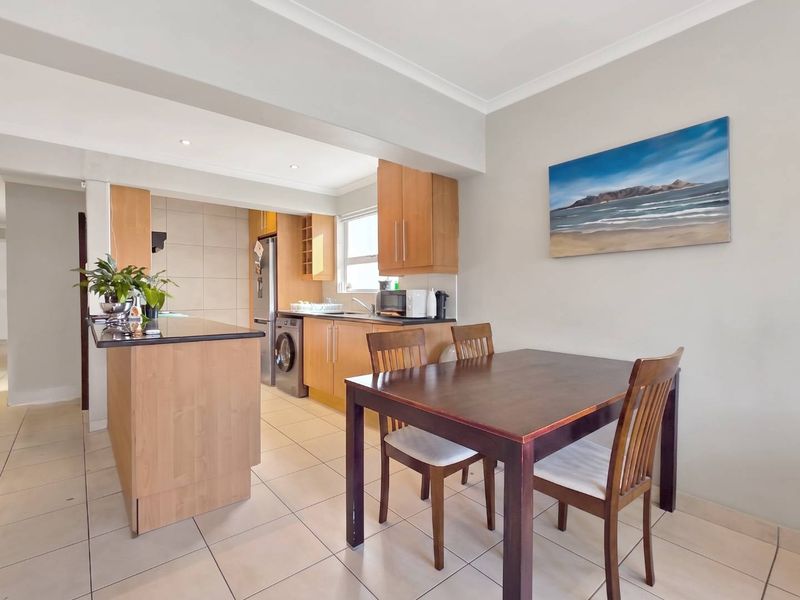 3 Bedroom Apartment with Parking, Steps from the Promenade - Photo 8