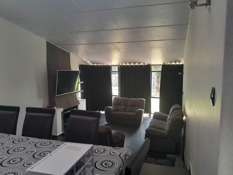 Modern well established 3 Bedroom family Home - Photo 6