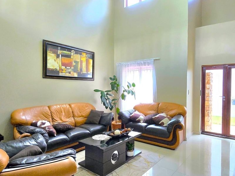 Beautiful 4 Bedroom Home in Sought-after Estate - Photo 3