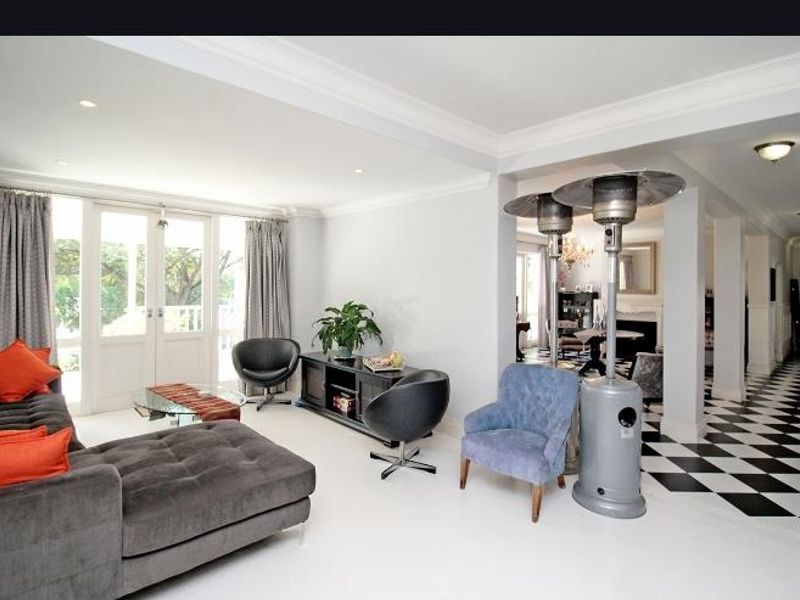 Spacious renovated family home - Photo 9