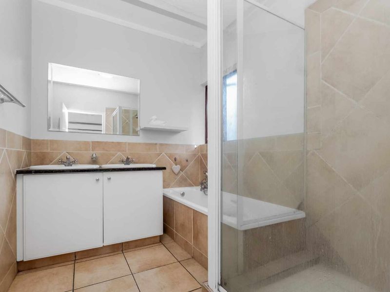 FABULOUS CORNER DUPLEX UNIT IN A SOUGHT-AFTER LIFESTYLE ESTATE, BOASTING LOADS OF NATURAL LIGHT - Photo 10