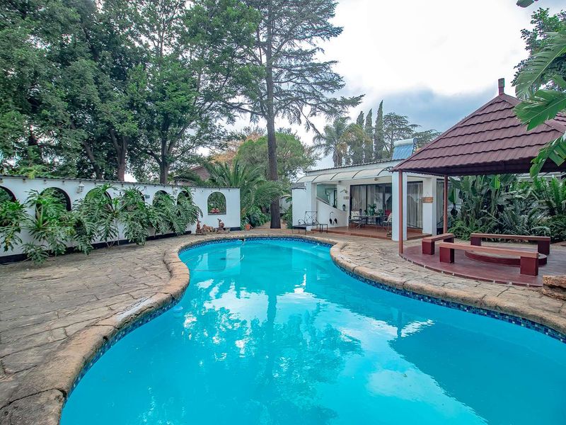 4 Bedroom home with 2 bed thatched flatlet - Photo 3