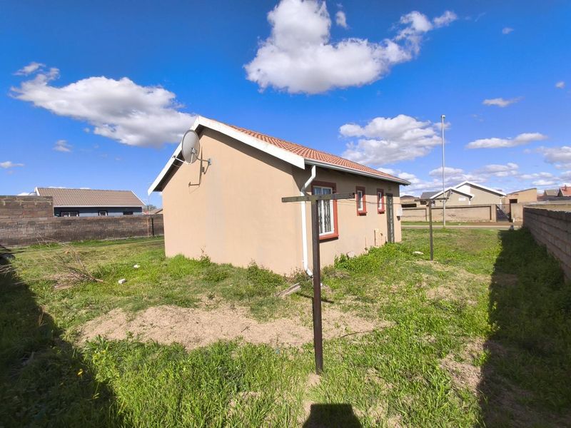 Cozy 3-Bed, 1-Bath Family Home with Massive Yard & Endless Potential! - Photo 2