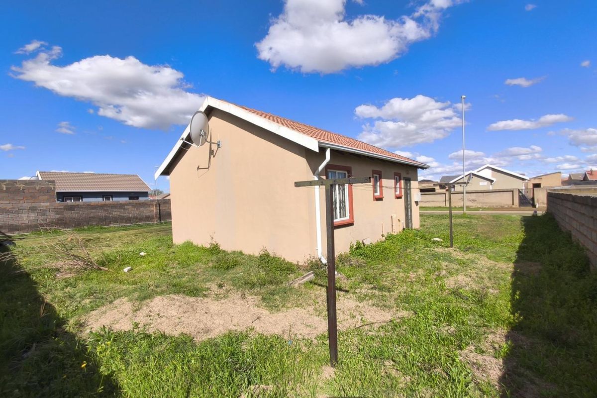 Cozy 3-Bed, 1-Bath Family Home with Massive Yard & Endless Potential! - Photo 2