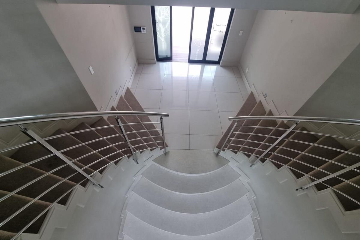 EXCLUSIVE CLUSTER IN PRIME LOCATION HURLINGHAM - Photo 2