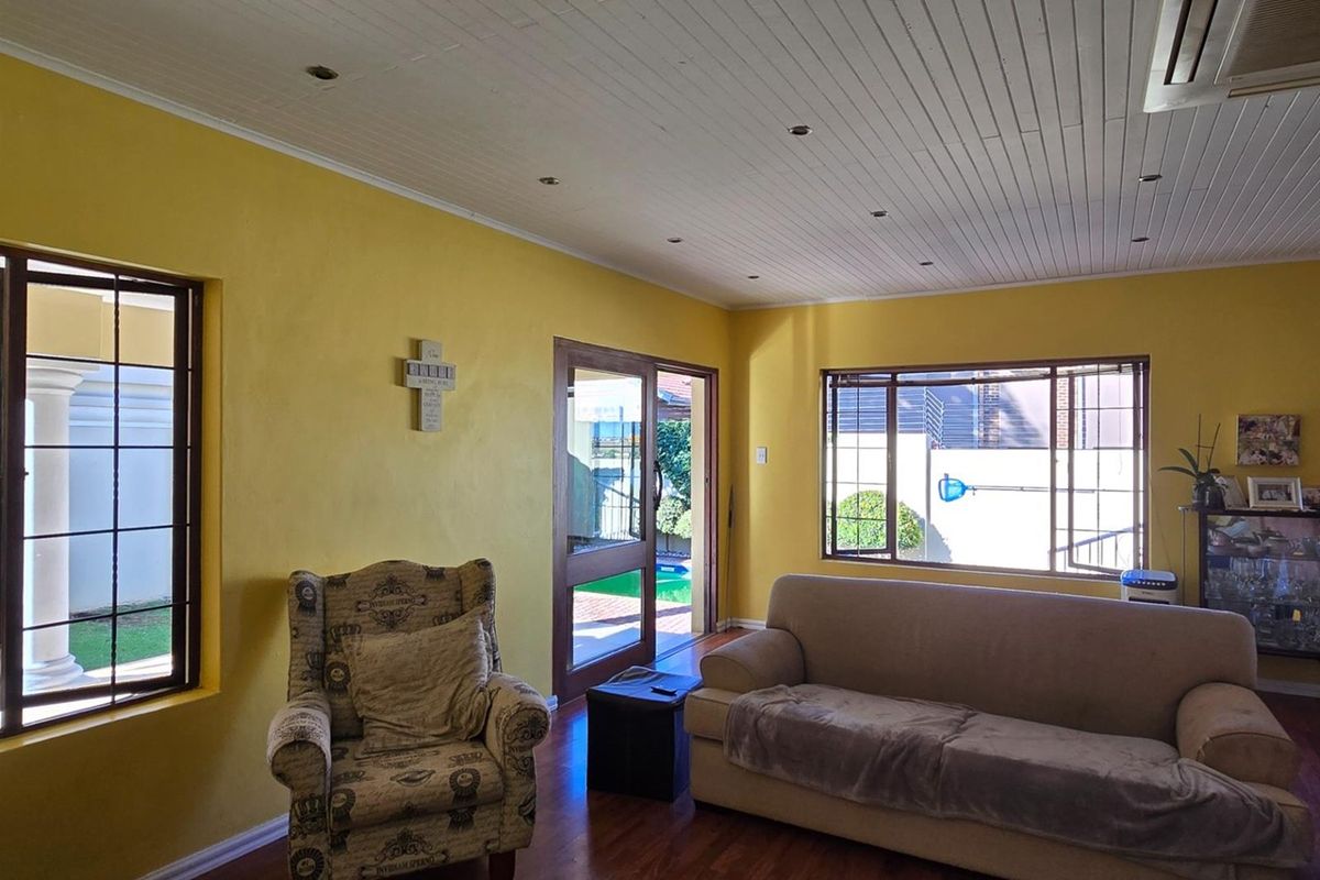 Elevated Family Living with Poolside Entertainment and Energy-Smart Features - Photo 5