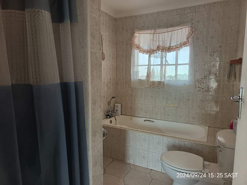 Perfect Lock-up-&-go 2 bedroom apartment in secure complex For Sale!! - Photo 10