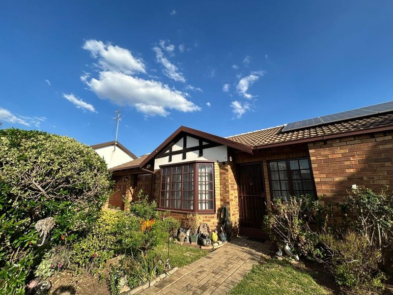 Pet Friendly Simplex For Sale In Goedeburg - Photo 2