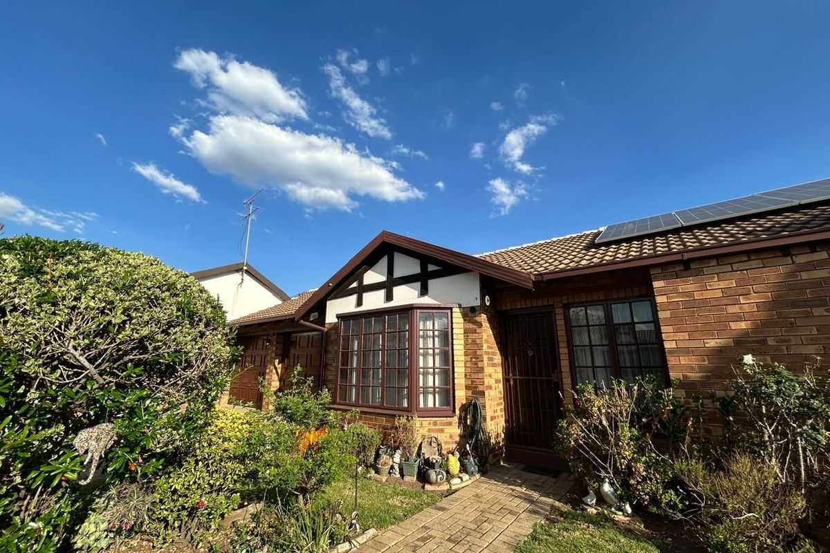 Pet Friendly Simplex For Sale In Goedeburg - Photo 2