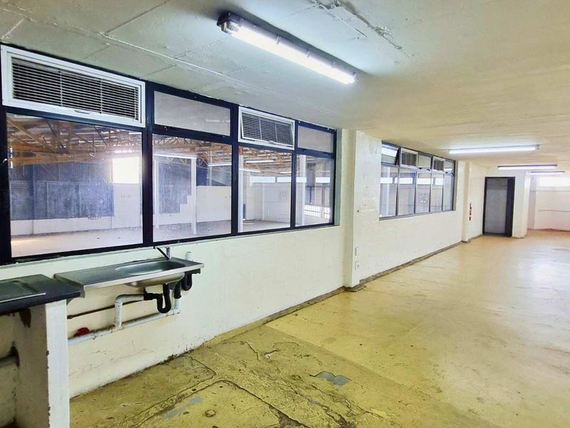 Redhill warehouse with 250 Amps power, offices and secure access. 1,616m2. Immediate occupation. Prime logistics corridor. - Photo 7