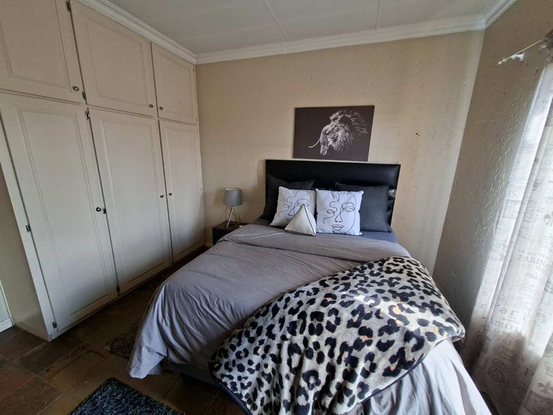 Neat & Modern Top-Floor Apartment in Weltevreden Park - Photo 3
