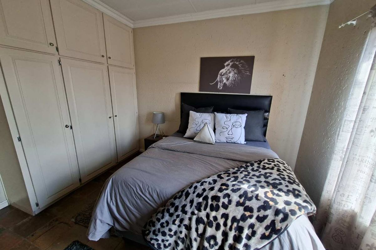 Neat & Modern Top-Floor Apartment in Weltevreden Park - Photo 3