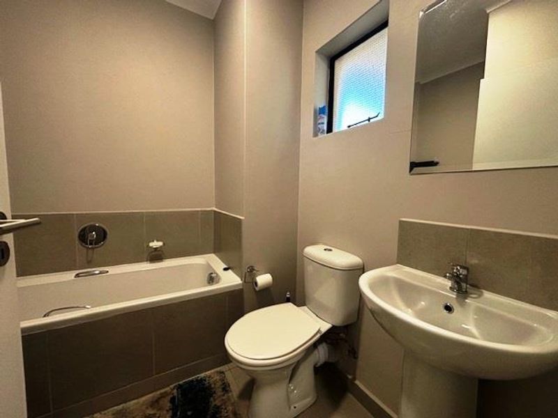Modern 2 Bedroom Apartment for Rent in Waterfall, Hillcrest - Photo 10