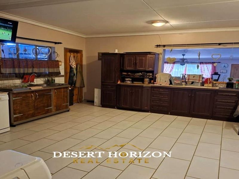 Karas Region, Keetmanshoop | Big Family home with flat for sale - Photo 5