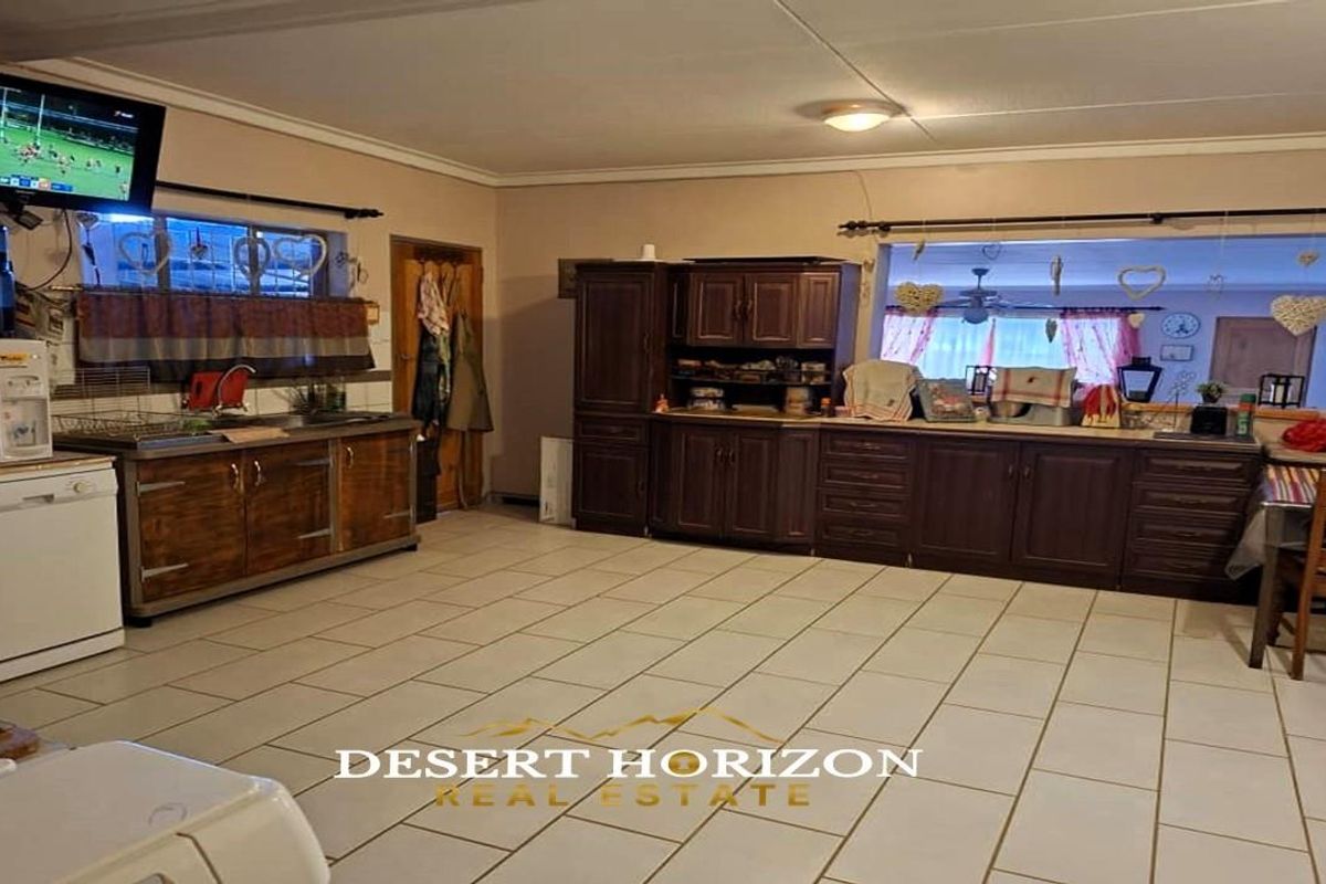Karas Region, Keetmanshoop | Big Family home with flat for sale - Photo 5