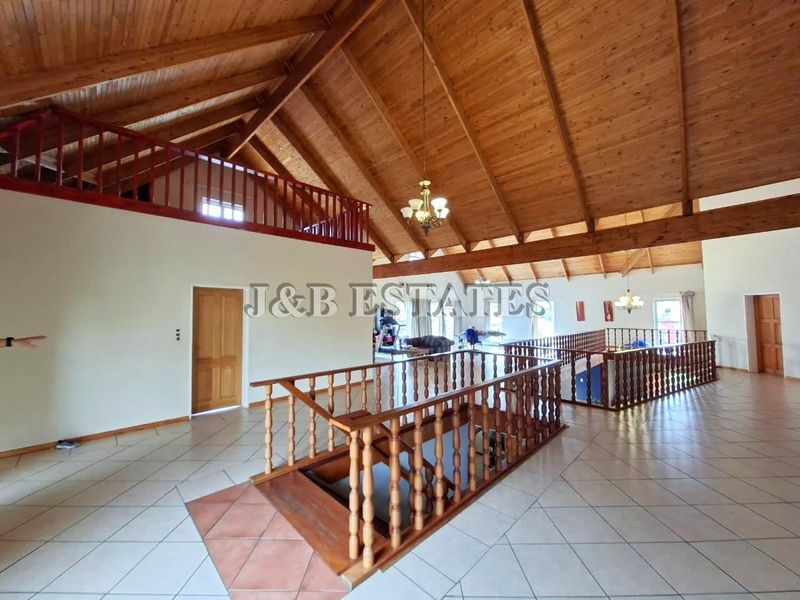 "Indulge in Opulence: Spacious Mansion with 5 Entertainment Areas!" - Photo 9