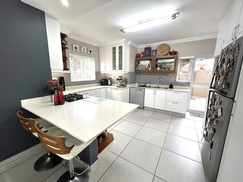 HENDRA - Gorgeous Pet Friendly Duplex 5 Minutes from the Beach - Photo 4