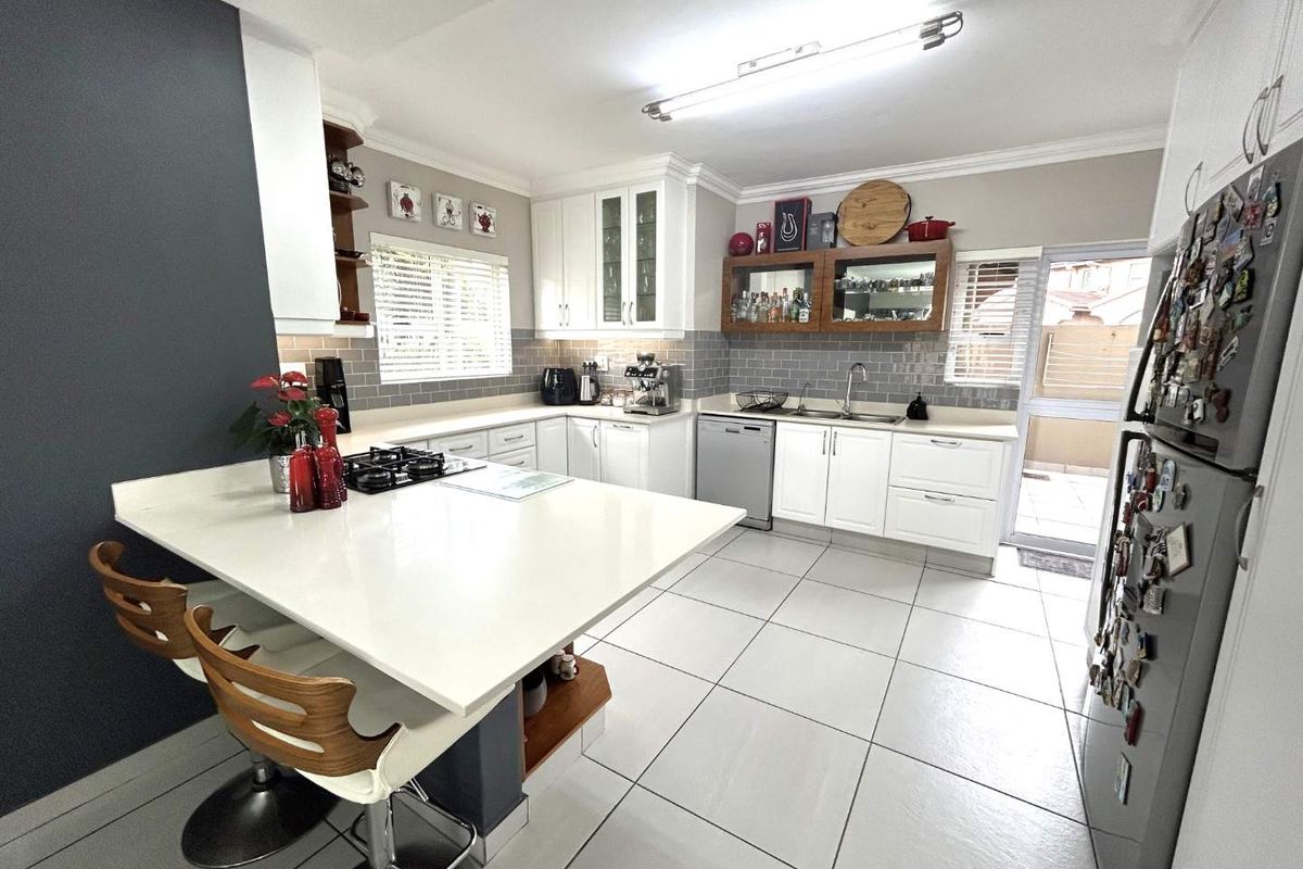 HENDRA - Gorgeous Pet Friendly Duplex 5 Minutes from the Beach - Photo 4