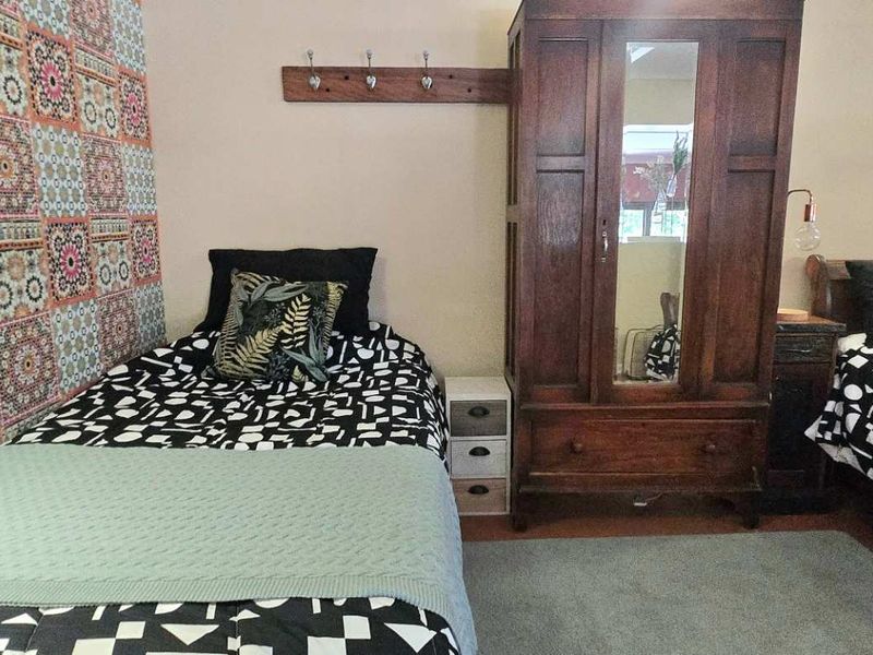 Dual living coastal home in Kleinbaai with sea, harbour and mountain views! - Photo 10