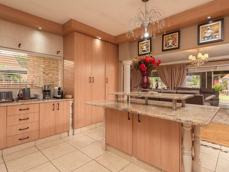 Modern 4 Bedroom Family Home For Sale in Brackenhurst. - Photo 7