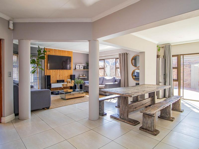 Charming 3-Bed Cluster Home with a Pool - Photo 3