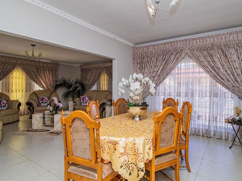 Elegant Family Retreat in Heart of Rynsoord! - Photo 7