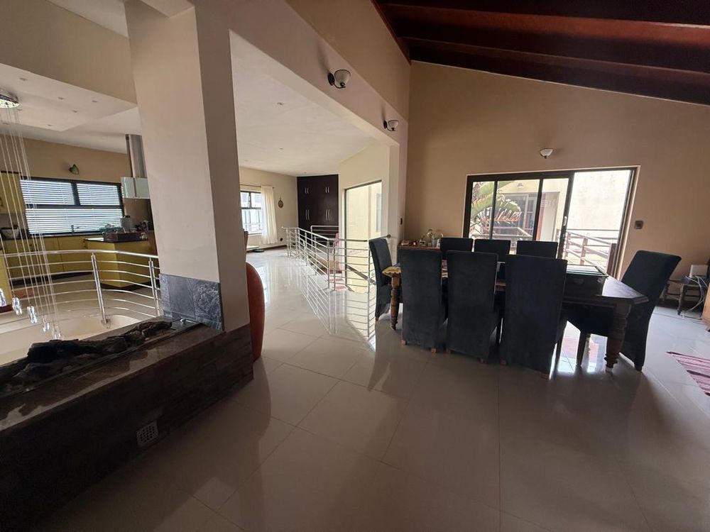 Open plan dining, kitchen and lounges