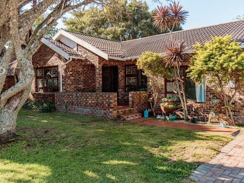 4 Bedroom, Family Living with Indoor Braai, Solar Backup & Water Tanks in Prime Mount Pleasant - Photo 6