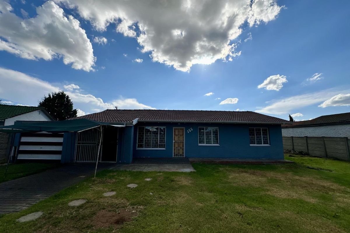 Versatile 4-Bedroom Home with Detached Suite: Ideal Investment, Rental Potential, or First-Time Buyer Gem! - Photo 3