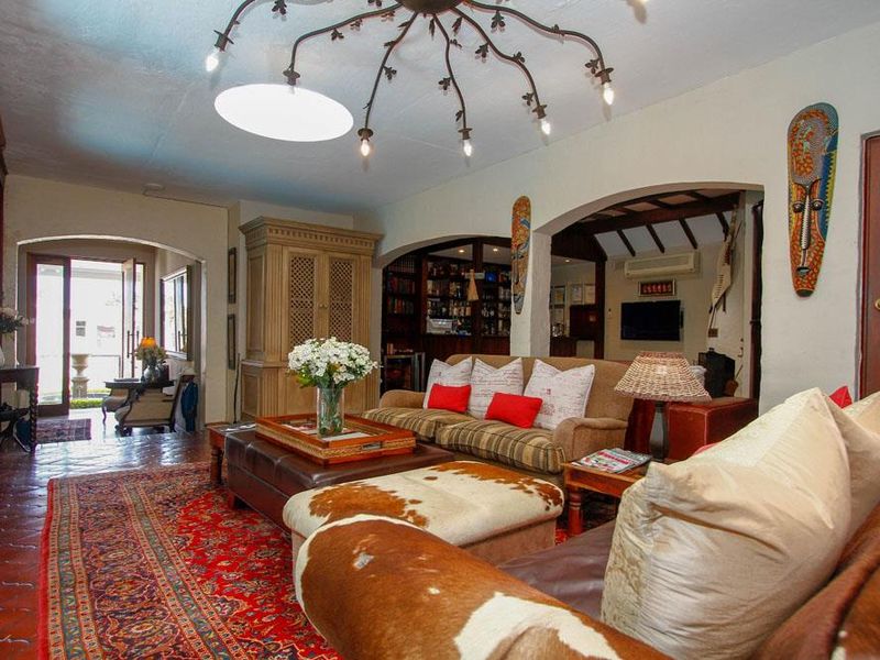 EXCLUSIVE 9 BEDROOM FULLY FURNISHED GUEST HOUSE OR LARGE FAMILY HOME IN PRIME UMHLANGA - Photo 7