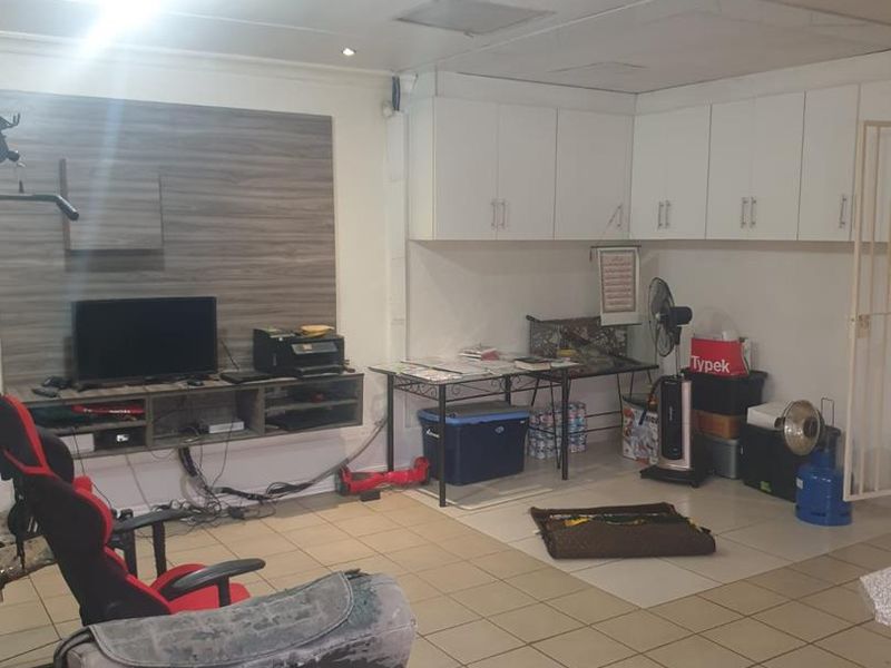 Opportunity Awaits: Spacious 3-Bedroom Home with Private 1-Bedroom Flatlet in Secure Dewald Hattingh Park, Benoni - Photo 4