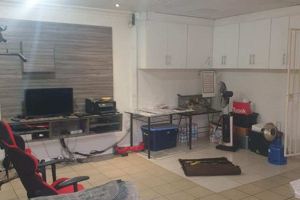 Opportunity Awaits: Spacious 3-Bedroom Home with Private 1-Bedroom Flatlet in Secure Dewald Hattingh Park, Benoni - Photo 4