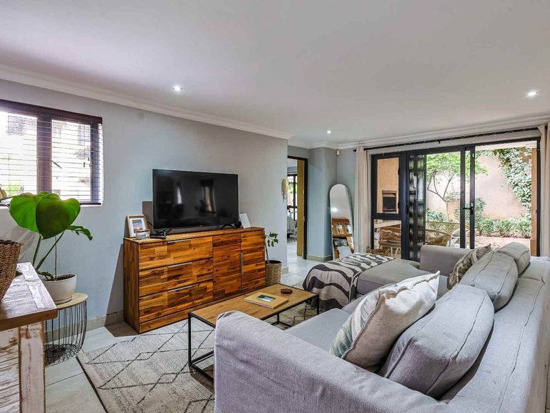 Modern, Private Living in the Heart of Menlo Park. - Photo 3