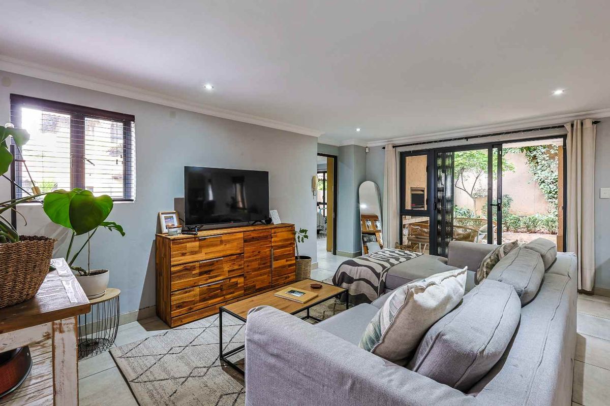 Modern, Private Living in the Heart of Menlo Park. - Photo 3