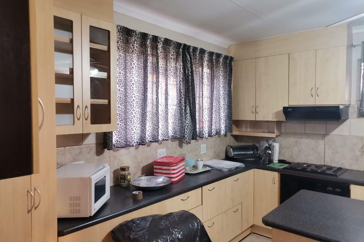 Expansive Home with Pool, Flatlet, & Solar Power! - Photo 5