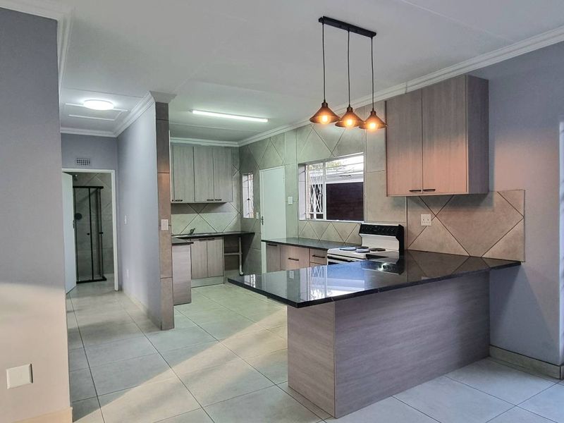 TURNKEY TOWNHOUSE LIVING- A MUST SEE! - Photo 4