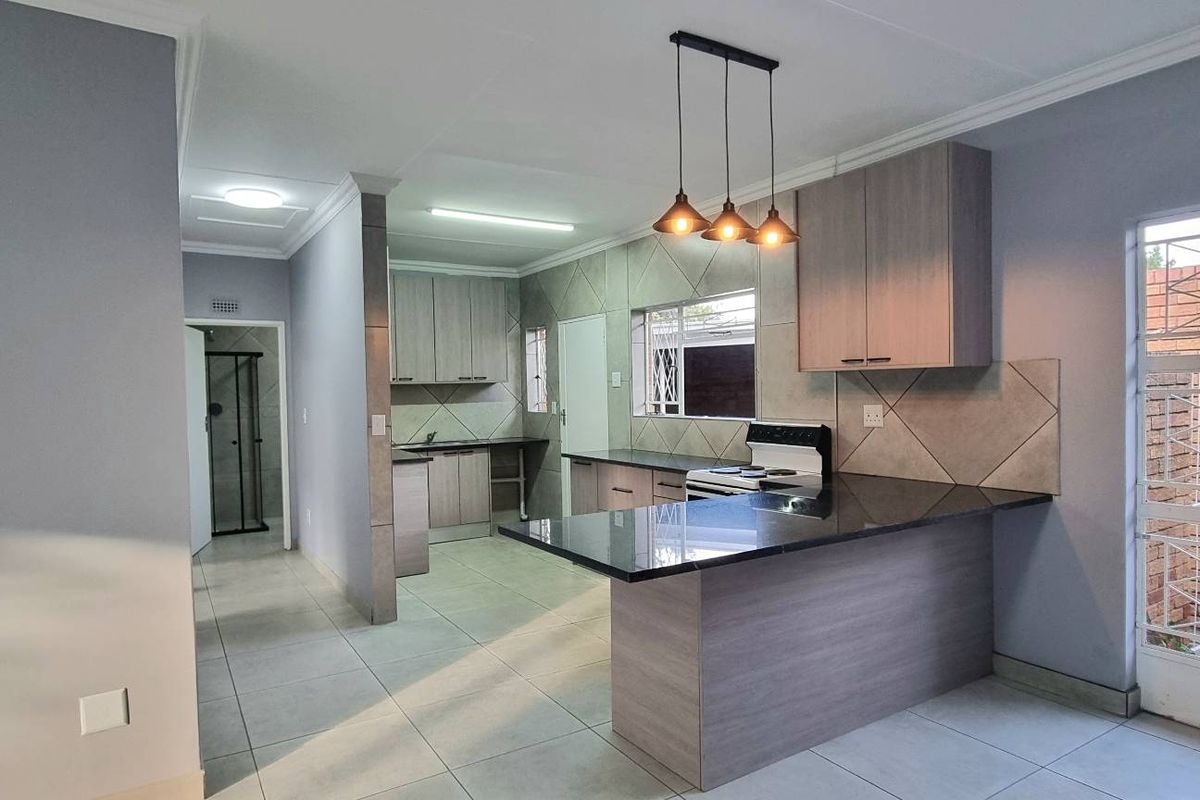 TURNKEY TOWNHOUSE LIVING- A MUST SEE! - Photo 4