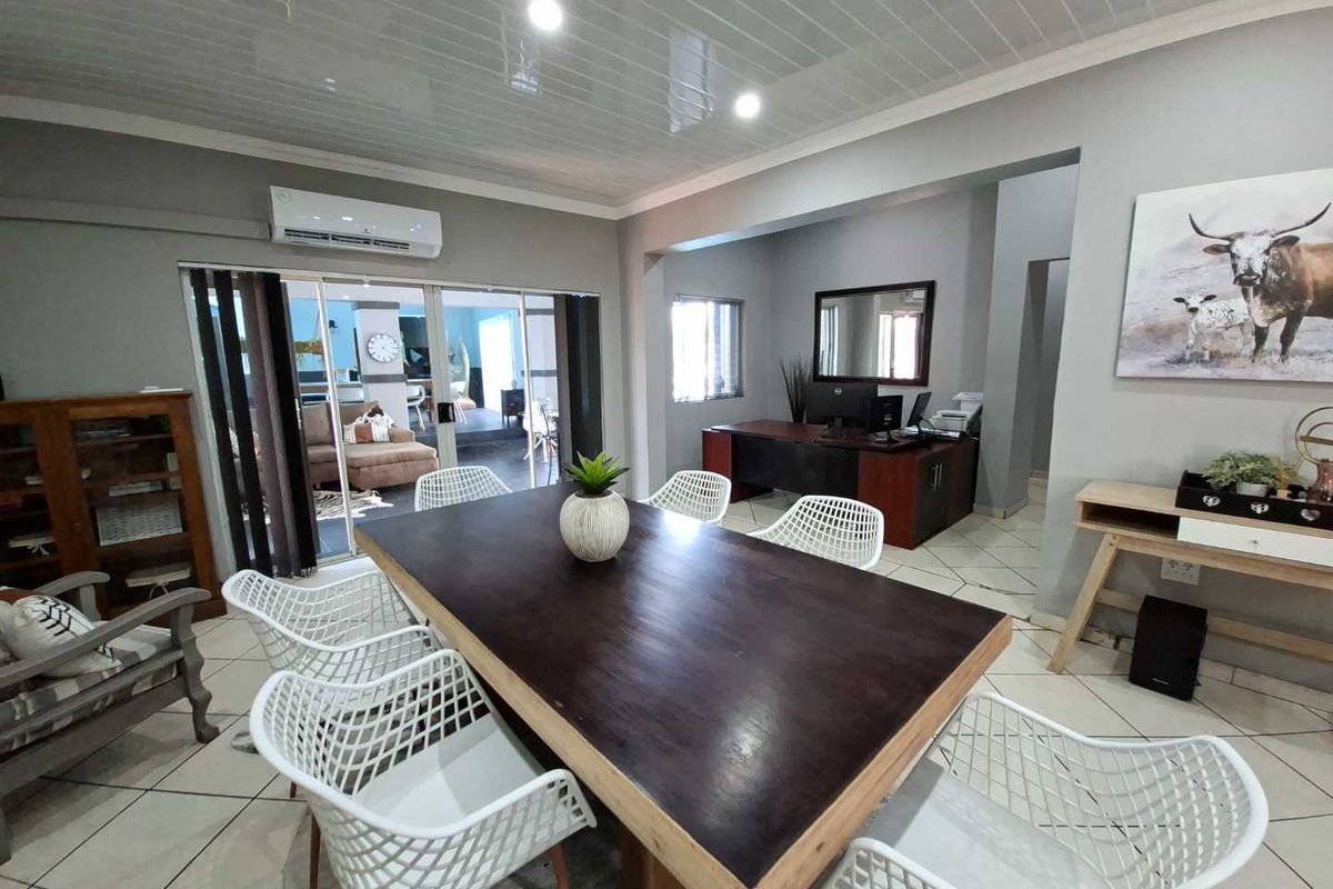 Luxurious Modern Home for Sale - Photo 5