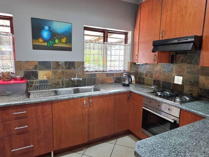 NEW LISTING IN BOSVELDRUS! FULL TITLE, POOL & LAPA! - Photo 5