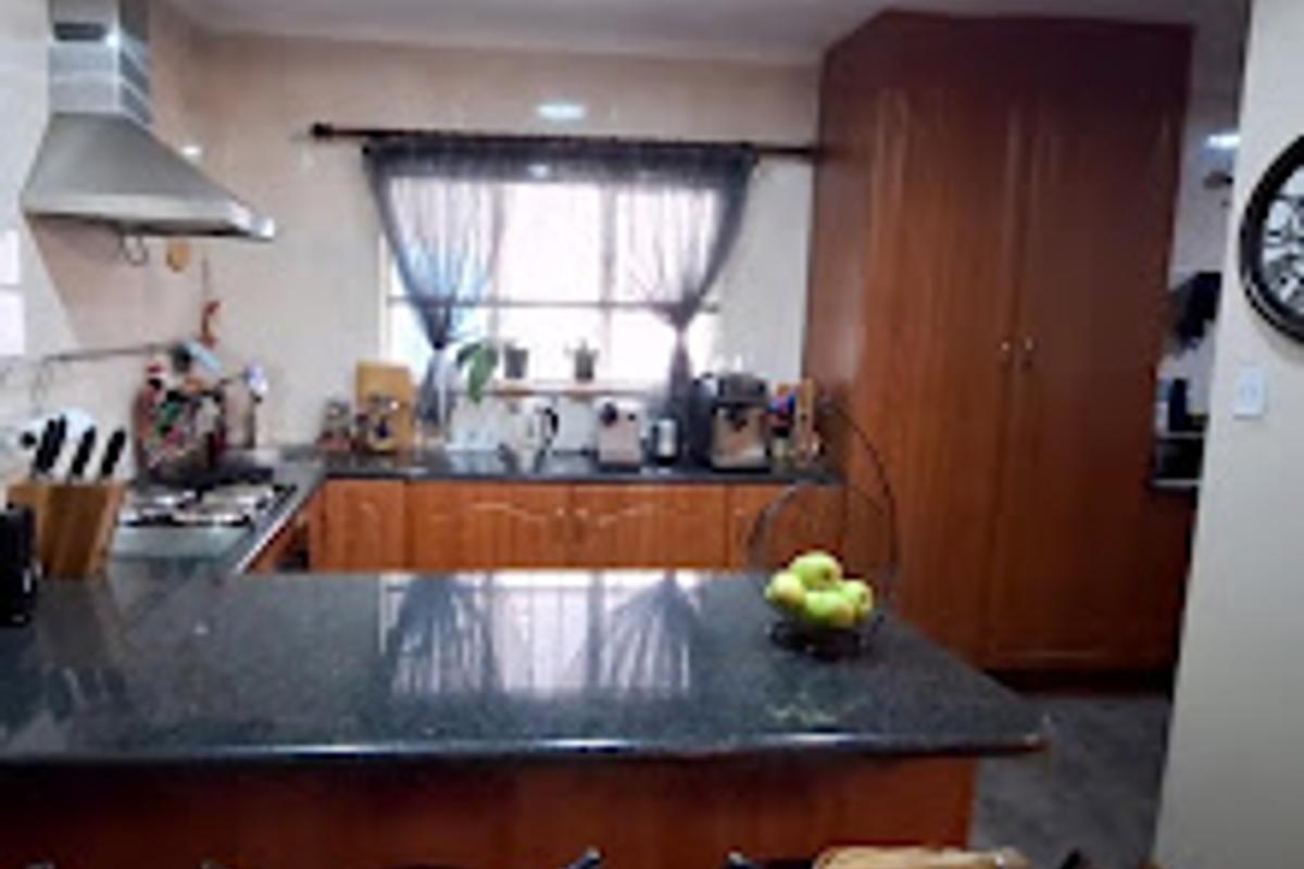 3 Bedroom, 2 Bathroom House with a Double Garage in an excellent condition, with a swimming pool in Garsfontein. The Entertainers dream! - Photo 4